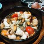 ダイニング藁の火 - 濃厚なオイルでぐつぐつ煮込んだアヒージョは病みつきになります！