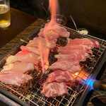 ダイニング藁の火 - お客様の目の前で藁でいぶして最後の仕上げをします