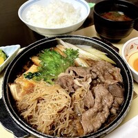 日本橋 伊勢重 - すき焼き小鍋仕立て
                ご飯、味噌汁、サラダ、小鉢、牛佃煮付き