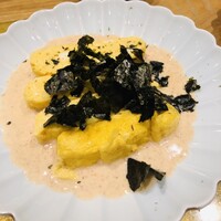 すし食堂 和和和 - 出来立て熱々のだし巻き玉子に温かいタラコソースと香ばしい焼き海苔