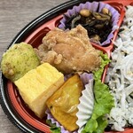 サミットストア - 駿河湾産釜揚げしらすのわかめご飯弁当(586kcal)