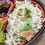 サミットストア - 駿河湾産釜揚げしらすのわかめご飯弁当(586kcal)