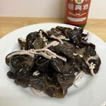 中国 東北飯店 - キクラゲと豚肉　キクラゲがたくさんで中医学的に良い　豚肉も見た目よりも存在感あるよ