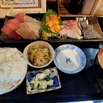 魚笑 - 刺身定食ごはん大盛～～小鉢も美味しい！