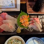 魚笑 - この分厚い盛り合わせ6点で1200円はヤバイ