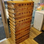 横浜家系ラーメン 大輝家 - 酒井製麺麺箱が高く積まれております！