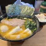 家系ラーメン クックら - 麺はふつうで油はおおめ　Xサービス長芋　厚木家超えたかも