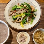 Everybody's Table - 海老のいろいろ野菜塩味炒め(1,320円 税込）