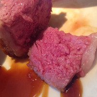 フィオッキ - 2014/3 仔羊の藁包みローストの断面。肉汁がスゴイ！