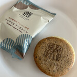 丸山珈琲  - ティラミスをイメージしたラングドシャということで、チーズの風味が感じられます