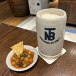 ニユートーキヨービヤホール 数寄屋橋本店 - 琥珀エビス 中シュタインとお通しです。（2024年10月）