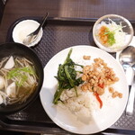 オーキッド - 今日の日替わりランチ　ガパオと空心菜のかけごはん　800円