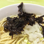 煮干中華ソバ イチカワ - 岩のりと玉ネギ（2014年4月　西武池袋本店に「煮干狂會」として出店）