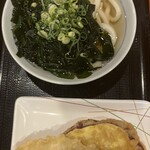 讃岐うどん 條辺 - わかめうどん480円、さつまいもといか天