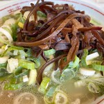 ラーメン住吉亭 - 太めのネギとキクラゲ沢山