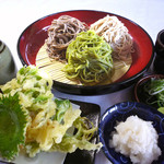 Tomikura ya - 三色おろしセット2,265円　当店オリジナルの三種そば。そばの味と香りを食べ比べ!!季節野菜の天ぷらと小布施の辛味大根を添えました。