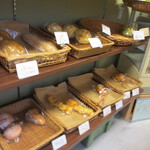 Leaf - お店は３人位入ると狭く感じる位小さなお店ですが焼きたてのパンが並んでました。
