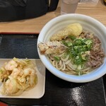 ウドンゴヤ - 肉ぶっかけ温1000円、海老かき揚げ280円。