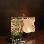 バー・バーンズ - 爽やかな「青しそのジントニック」