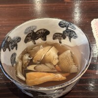 たでの葉 - 1皿目
                      天然キノコのスープ
