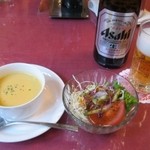 御影公会堂食堂 - 瓶ビ、スープ、サラダ