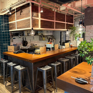 スタイリッシュな雰囲気漂う店内◆サク飲み・ご宴会・女子会にも