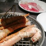 海鮮ブッフェダイニング 銀座八芳 - タラバ蟹　焼き中