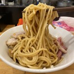 煮干らーめん 川むら - 混ぜる前の麺リフト