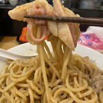 煮干らーめん 川むら - 混ぜた後の麵リフトw/刻みチャーシュー