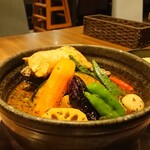 ピカンティ - チキンレッグ曼陀羅スープ辛さ２．５ライス普通にＬＩＮＥクーポンのオクラトッピング