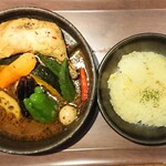 ピカンティ - チキンレッグ曼陀羅スープ辛さ２．５ライス普通にＬＩＮＥクーポンのオクラトッピング