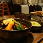 ピカンティ - チキンレッグ曼陀羅スープ辛さ２．５ライス普通にＬＩＮＥクーポンのオクラトッピング