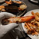 海鮮ブッフェダイニング 銀座八芳 - 半分に割ったカニ