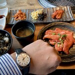 肉の青木商店 - Antiqueの領域に入った左腕のお供と