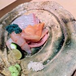 鮨 近藤 - 北海道産のヒラメ、赤貝と宮城県産の車海老