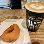 オールデイコーヒー - ABCドーナツ ¥290 + カフェラテ ¥580