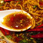 紅虎餃子房 - 唐辛子と花椒が浮いたスープ。