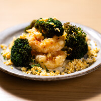 海老フリットとブロッコリーのミモザ風