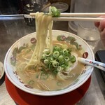 天下一品 - 博多豚骨の細麺も好きですが、中太麺もいいですね‼️