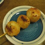 もつ焼き たっちゃん - ホワイトボードメニューの里芋串は味噌ダレ。この時はちょっと固かったが、めちゃウマになるポテンシャルあり