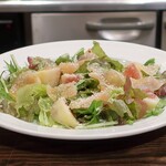 トリワイン ＰＩＫＯＳＨＨＨＵ - いちじくと鶏生ハムのサラダ仕立て