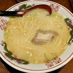 豚まるラーメン - から揚げ・チャーハンセット950円のラーメン（塩ラーメンを選択）。半ラーメンではなく、期間限定で普通の大きさでした。味最高の一杯、満腹のセットです。