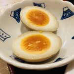 大鷹ラーメン - 味玉は娘ちゃんとシェア