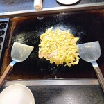 もんじゃ居酒屋 ののじ - 焼き始め。もうちょい平たくして野菜を寄せればよかった