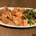 やすらぎ - キムチ盛り合わせ（オマケしてくれました♪）