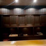 こま田 - このウォールナット色がなんとも言えず、心を落ち着かせます。初めての方でも心地良く感じるのでは。