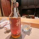 こま田 - 伊勢のウイスキー。以前と変わり、シェリー樽とバーボン樽でフィニッシュ。薄めの色に仕上がりました。シェリーの甘い香りが漂います。これは美味いので、この後、ダブルのロックを二杯いただきました