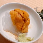 こま田 - この赤ウニ、お願いすると『xxxさんが追加されると思い、残しておきました』とホントに最後の板を取り出す駒田氏。六房ほど残されておりました。心遣いが嬉しい\(//∇//)\