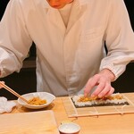 こま田 - 名残りの唐津の赤ウニです。細巻きでご提供