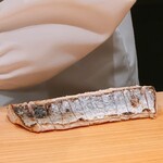 こま田 - 鳥羽の一本釣りの鰆です。皮目に塩を振り炭焼きに